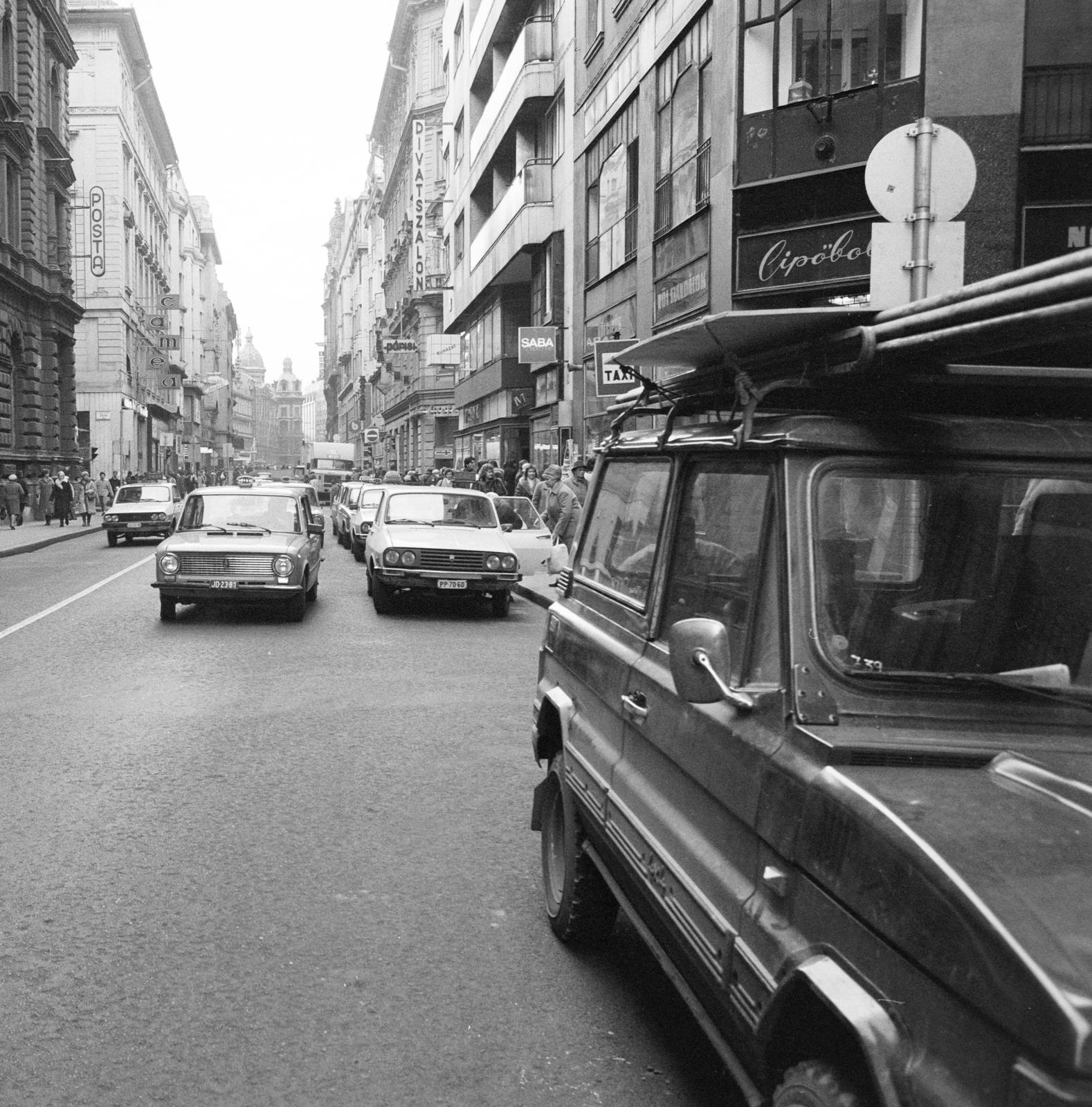 Hungary, Budapest V., Petőfi Sándor utca, balra a Párizsi (Párisi) utca sarkán a Főposta., 1988, Prohászka Imre, automobile, Lada-brand, street view, Budapest, Fortepan #289022