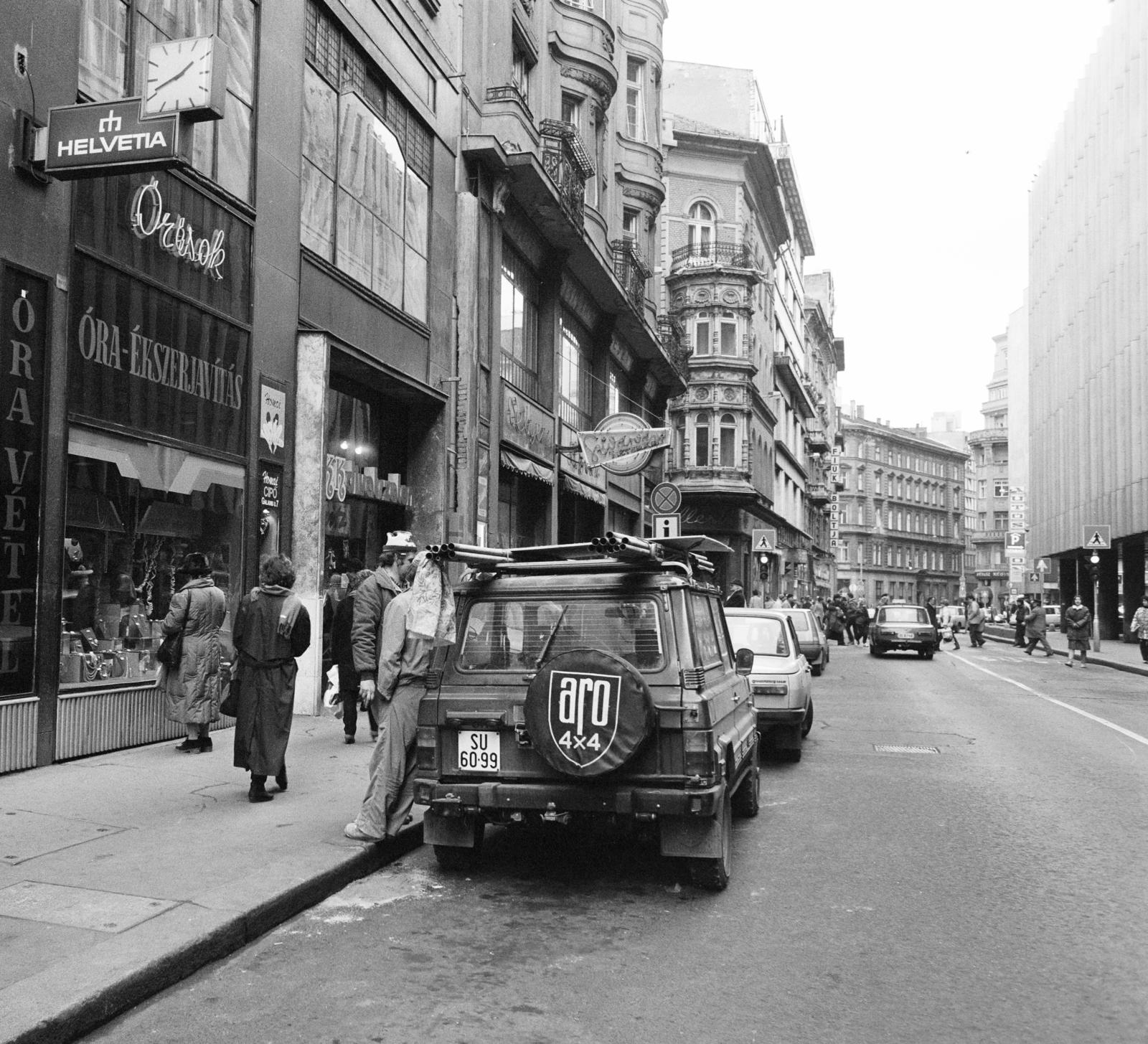 Magyarország, Budapest V., Petőfi Sándor utca a Szervita (Martinelli) tér felé, jobbra a Belvárosi Távbeszélő Központ., 1988, Prohászka Imre, rendszám, utcakép, óra-ékszer, ARO-márka, Budapest, Fortepan #289023