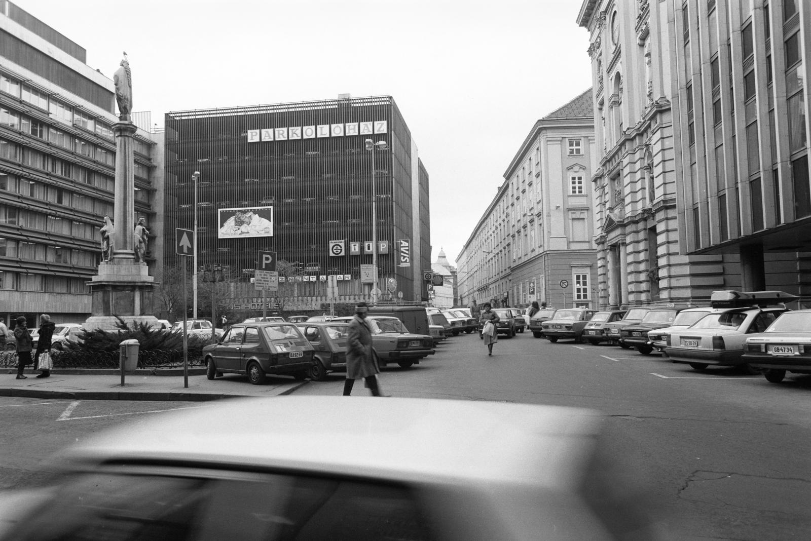 Hungary, Budapest V., Szervita (Martinelli) tér, szemben az Interag parkolóház, balra az Országos Műszaki Fejlesztési Bizottság (OMFB) székháza, előtérben a Mária oszlop., 1988, Prohászka Imre, Budapest, Fortepan #289027