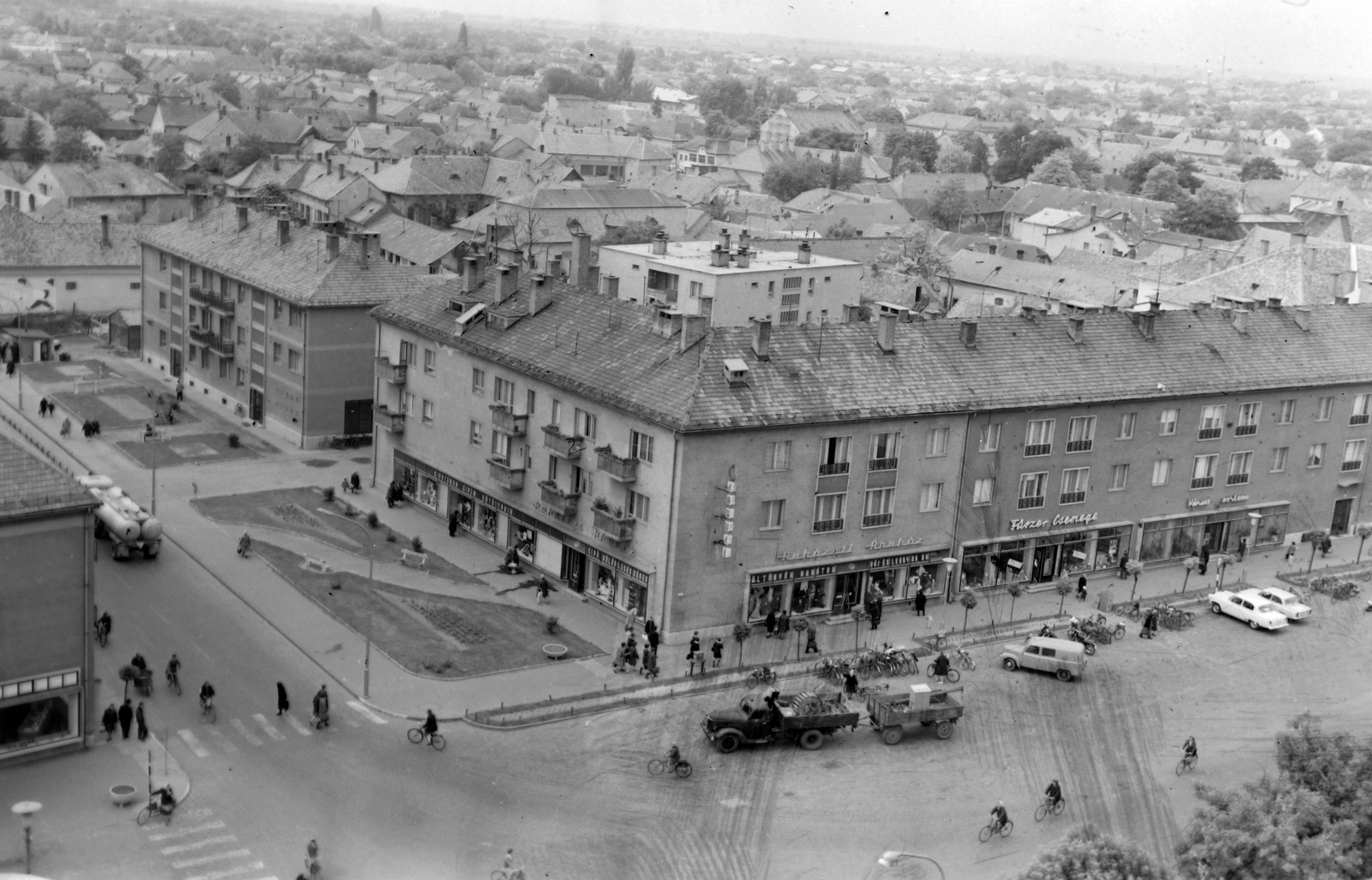 Hungary, Nagykőrös, a Kecskeméti út torkolata a Szabadság térnél a református templom tornyából fényképezve., 1968, Építésügyi Dokumentációs és Információs Központ, VÁTI, trading, bicycle, traffic, commercial vehicle, street view, genre painting, automobile, bicycle holder, Fortepan #28903