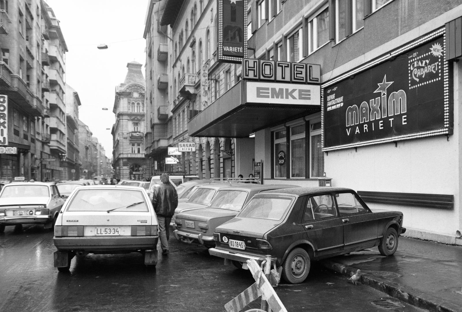 Magyarország, Budapest VII., Akácfa utca a Dohány utca és a Rákóczi út között. Jobbra az Emke szálló épületében a Maxim Varieté bár., 1989, Prohászka Imre, rendszám, automobil, Zastava-márka, Lada-márka, szálloda, Lada Samara, Budapest, Fortepan #289035