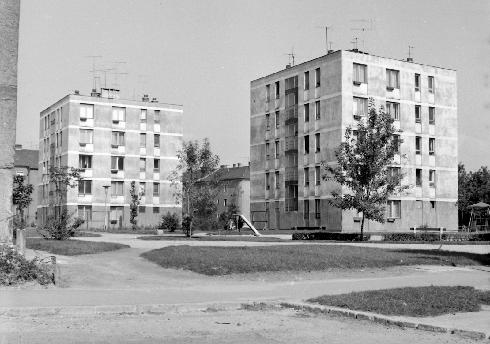 Hungary, Székesfehérvár, Horvát István lakótelep, Prohászka Ottokár (Lenin) úti épületek., 1972, Építésügyi Dokumentációs és Információs Központ, VÁTI, playground, blocks, aerial, Fortepan #28904