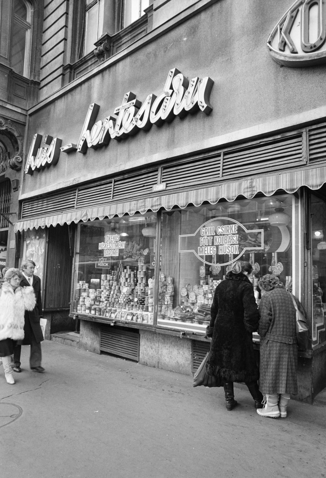 Magyarország, Budapest VIII., Rákóczi út 80., a KÖZÉRT vállalat hús - hentesáru boltja., 1981, Prohászka Imre, hentesüzlet, Budapest, Fortepan #289042