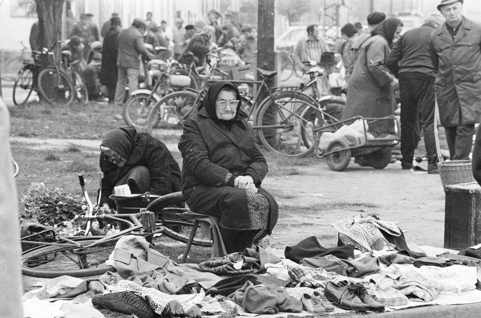Magyarország, Békéscsaba, 1981, Prohászka Imre, idős ember, bolhapiac, kerékpár, Fortepan #289044