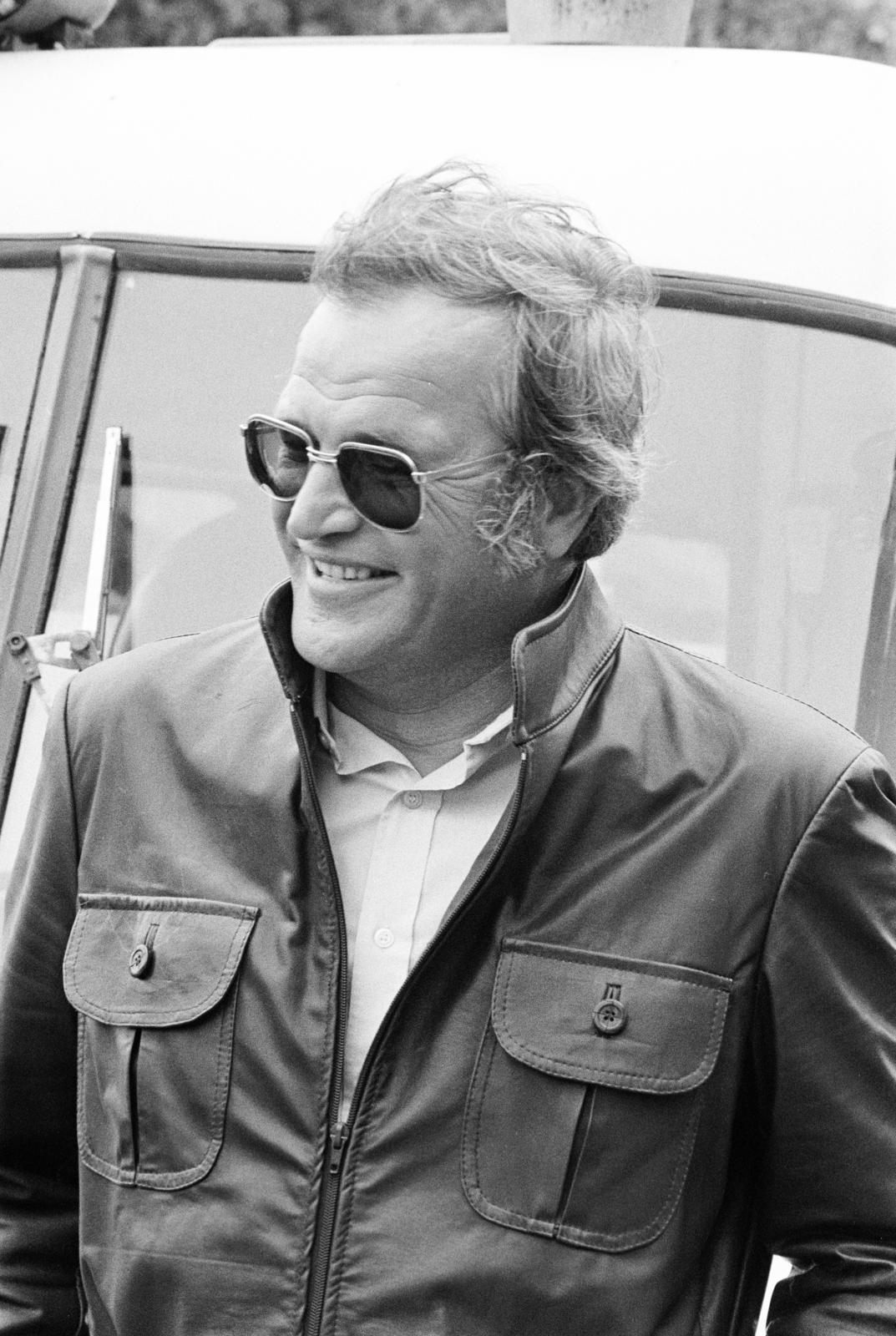 Hungary, Bujtor István színművész, a felvétel a Gyertek el a névnapomra című film forgatásakor készült., 1983, Prohászka Imre, celebrity, shades, man, smile, filming, Fortepan #289053