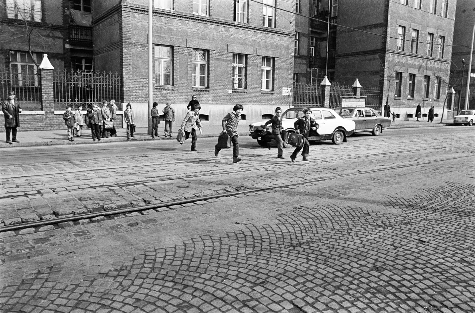 Hungary, Budapest VIII., Vajda Péter utca a MÁVAG kolónia épülettömbje előtt a Delej utca közelében., 1980, Prohászka Imre, Budapest, Fortepan #289059