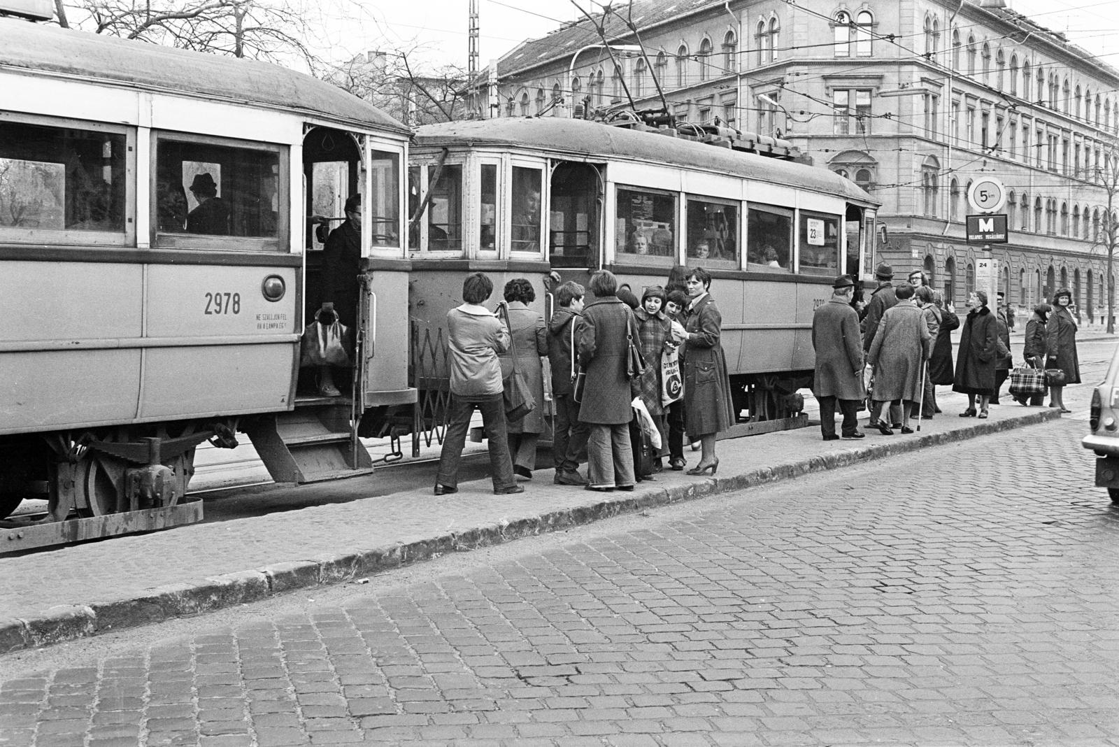 Hungary, Budapest VIII., Orczy út (Mező Imre út), villamosmegálló a Vajda Péter utcánál., 1980, Prohászka Imre, tram stop, tram, Budapest, Fortepan #289068