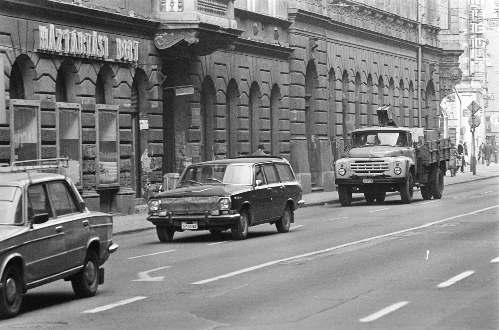 Magyarország, Budapest VIII., Baross utca a Mária utca - József körút közötti szakaszon., 1981, Prohászka Imre, rendszám, automobil, GAZ 24 Volga, ZIL-márka, háztartási bolt, Budapest, Fortepan #289070