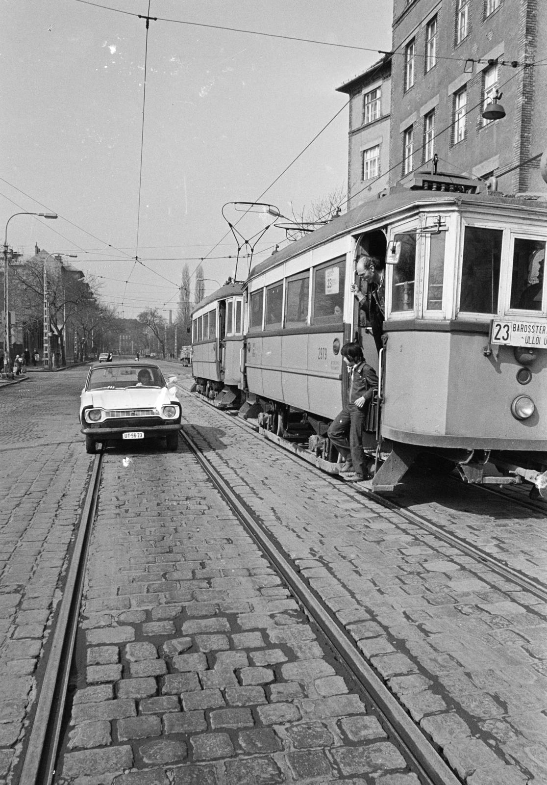 Hungary, Budapest VIII., Vajda Péter utca, villamosmegálló a MÁVAG kolónia épülettömbje előtt a Delej utca közelében., 1980, Prohászka Imre, number plate, tram, rails, Budapest, Fortepan #289075