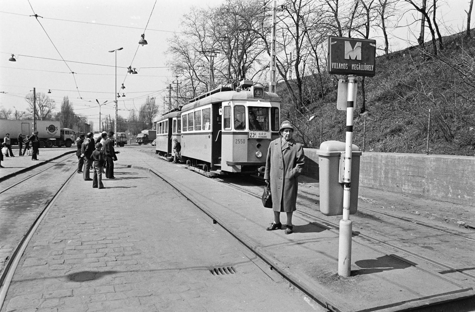 Hungary, Budapest IX., Közvágóhíd villamos-végállomás, háttérben a Soroksári út., 1982, Prohászka Imre, Best of, tram stop, Budapest, Fortepan #289077