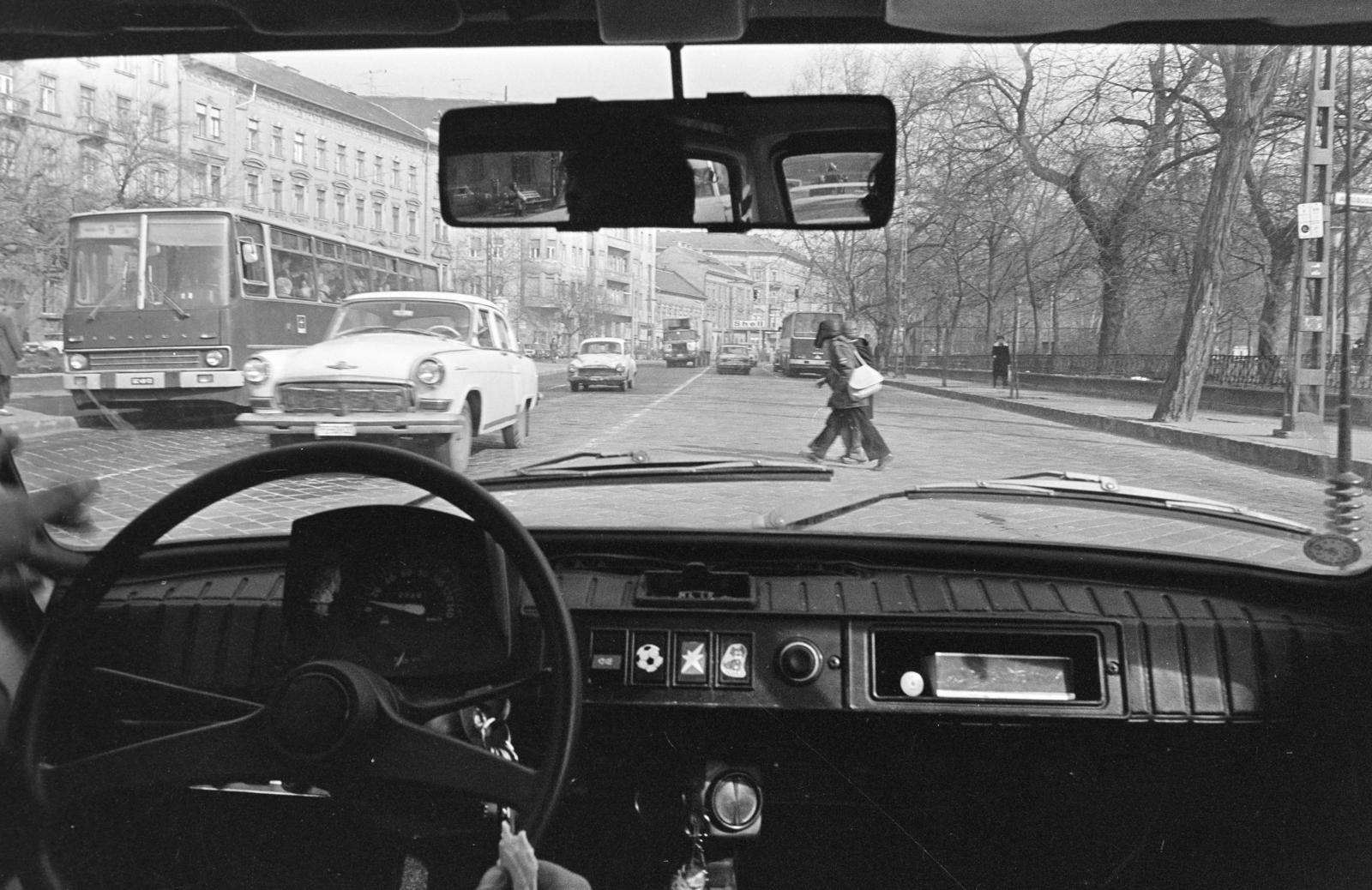 Hungary, Budapest VIII., a Baross utca Kálvária téri szakasza az Orczy tér felé., 1982, Prohászka Imre, Best of, Budapest, automobile, M21 Wolga, vehicle interior, bus, Fortepan #289083