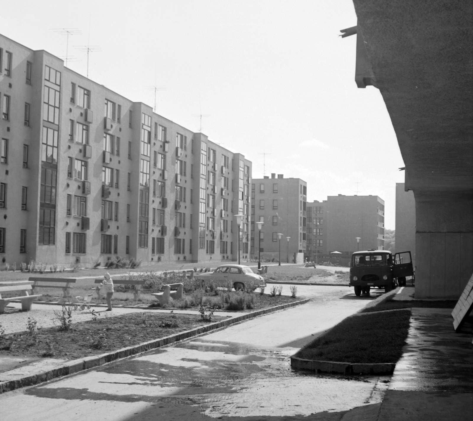 Hungary, Vác, Istenmalmi utca., 1972, Építésügyi Dokumentációs és Információs Központ, VÁTI, street furniture, blocks, commercial vehicle, bench, automobile, Fortepan #28909