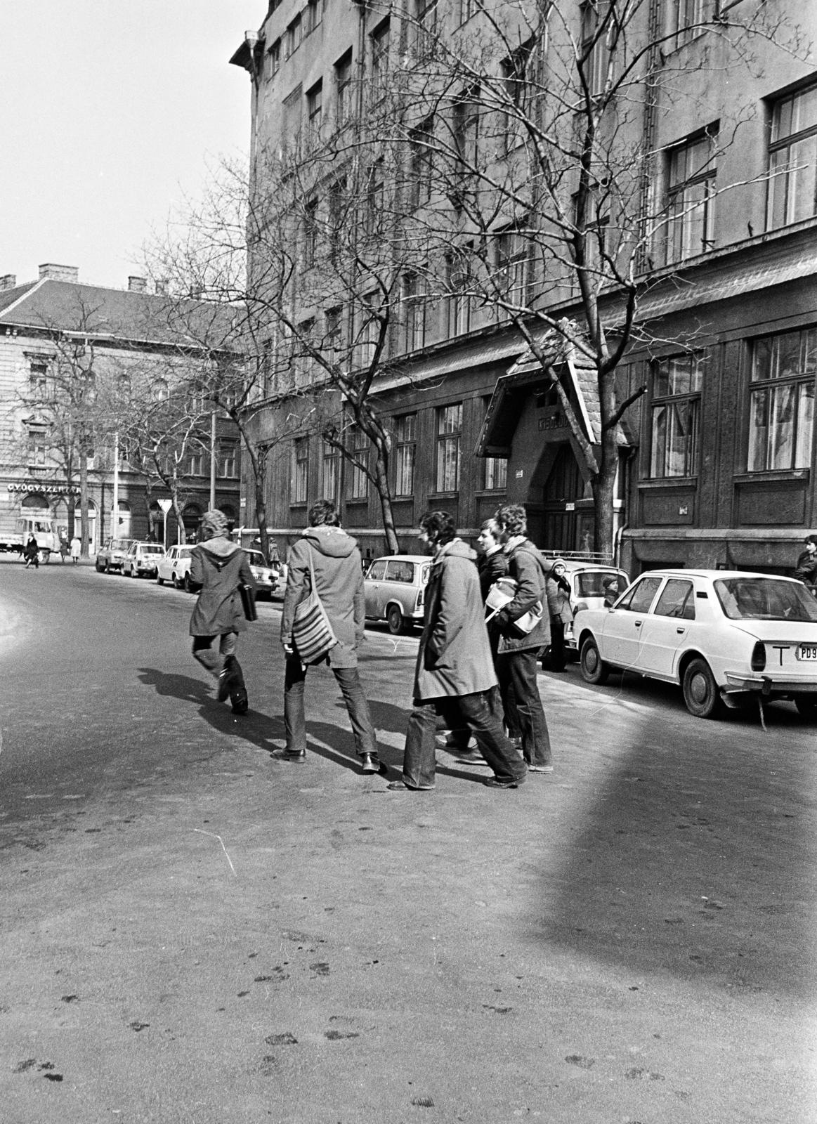 Magyarország, Budapest VIII., Horváth Mihály tér, jobbra a Horváth Mihály téri Gyakorló Általános Iskola (később Budapesti Fazekas Mihály Gyakorló Általános Iskola és Gimnázium)., 1982, Prohászka Imre, Budapest, Fortepan #289091