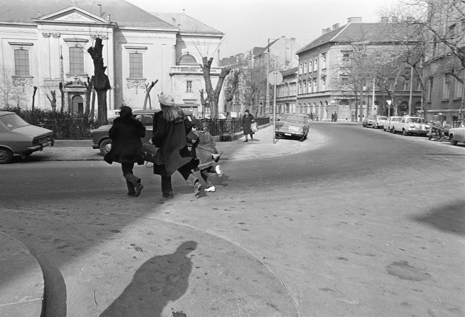 Hungary, Budapest VIII., Horváth Mihály tér, balra a Szent József-templom, jobbra a Horváth Mihály téri Gyakorló Általános Iskola (később Budapesti Fazekas Mihály Gyakorló Általános Iskola és Gimnázium)., 1982, Prohászka Imre, Budapest, Fortepan #289092