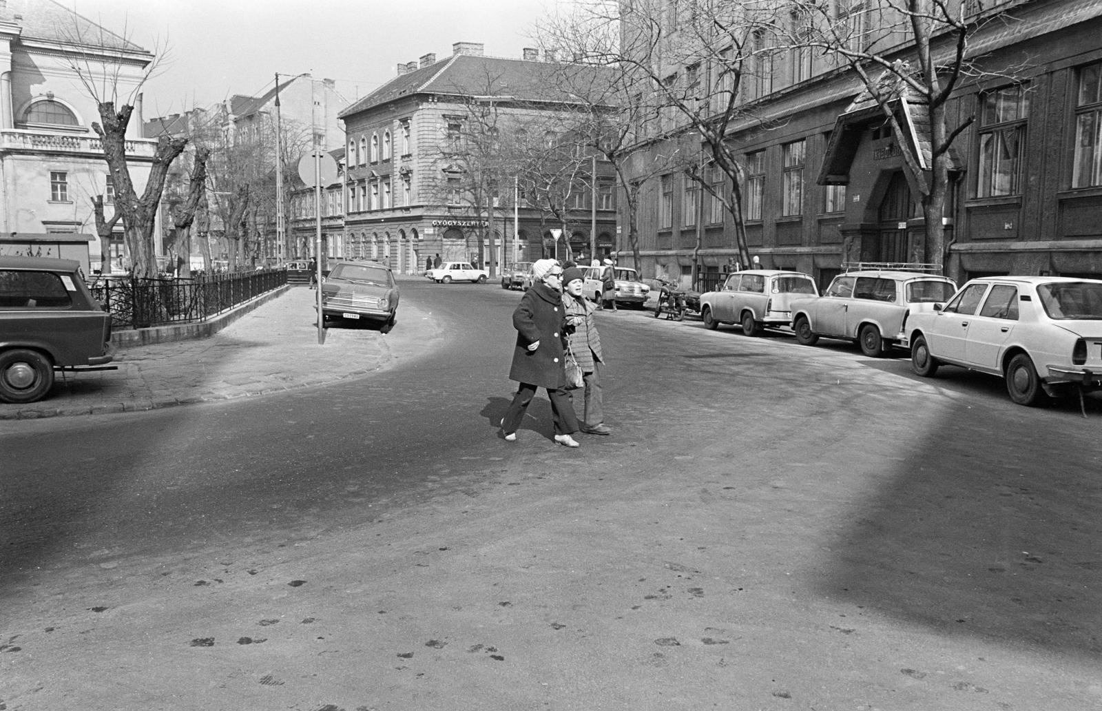 Hungary, Budapest VIII., Horváth Mihály tér, balra a Szent József-templom, jobbra a Horváth Mihály téri Gyakorló Általános Iskola (később Budapesti Fazekas Mihály Gyakorló Általános Iskola és Gimnázium)., 1982, Prohászka Imre, Budapest, student, Trabant-brand, automobile, Fortepan #289093