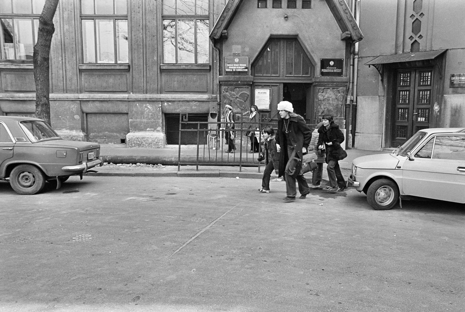 Hungary, Budapest VIII., Horváth Mihály tér, a Horváth Mihály téri Gyakorló Általános Iskola (később Budapesti Fazekas Mihály Gyakorló Általános Iskola és Gimnázium)., 1982, Prohászka Imre, Budapest, Fortepan #289094