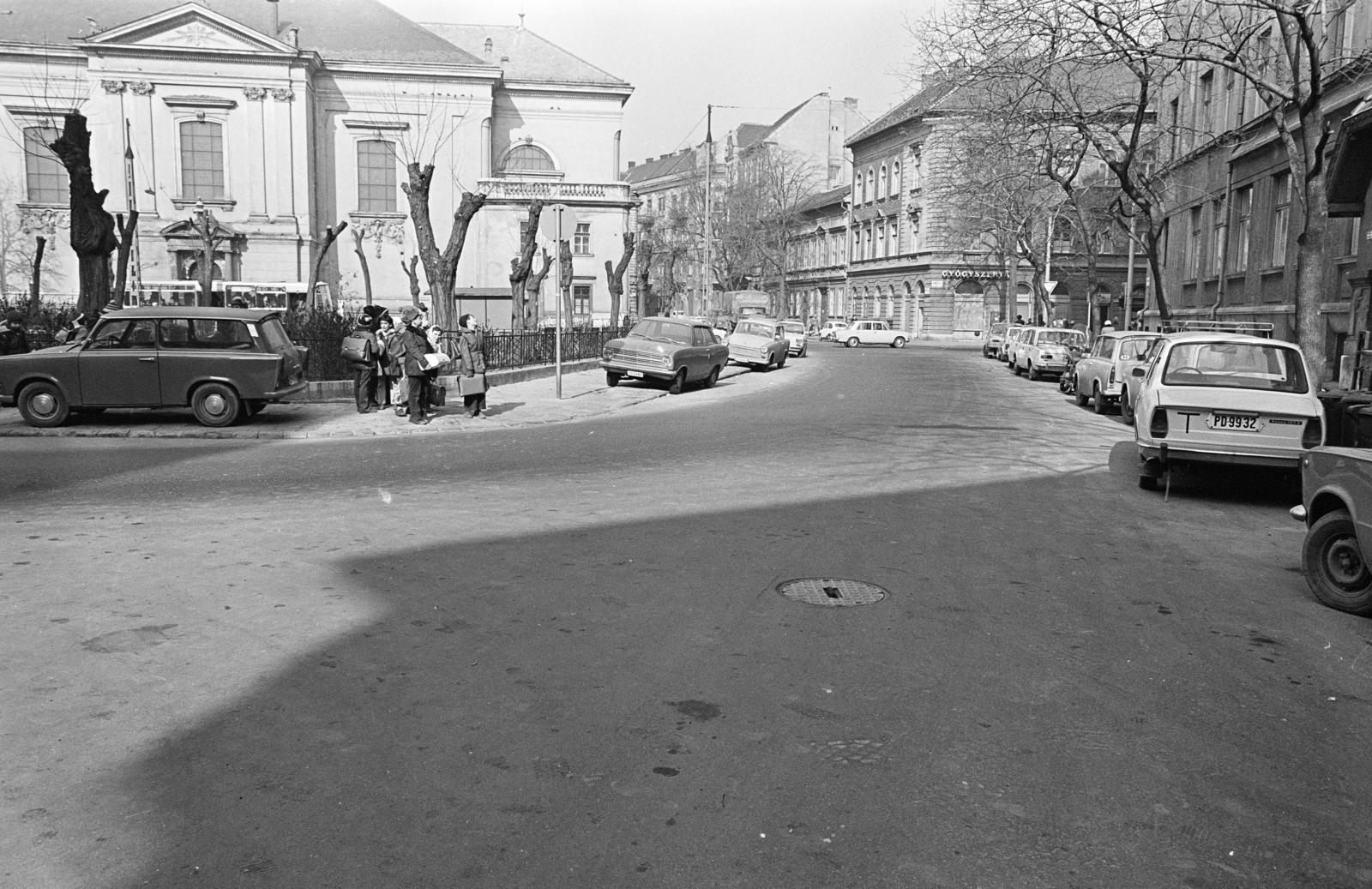 Magyarország, Budapest VIII., Horváth Mihály tér, balra a Szent József-templom, jobbra a Horváth Mihály téri Gyakorló Általános Iskola (később Budapesti Fazekas Mihály Gyakorló Általános Iskola és Gimnázium)., 1982, Prohászka Imre, Budapest, rendszám, diák, Trabant-márka, automobil, Skoda-márka, Opel Kadett B, Fortepan #289095