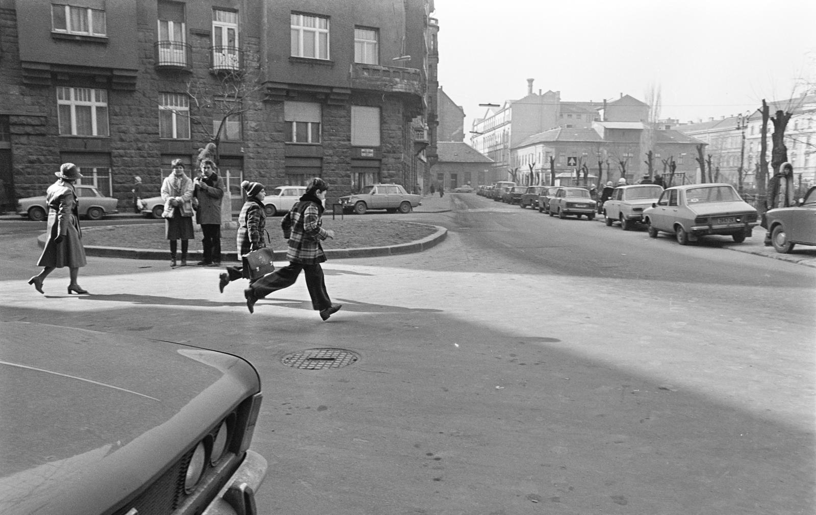 Hungary, Budapest VIII., Horváth Mihály tér, háttérben középen a Kis Stáció utca - Baross utca közötti háztömb látható., 1982, Prohászka Imre, Budapest, automobile, kid, running, Dacia-brand, cap, Fortepan #289097