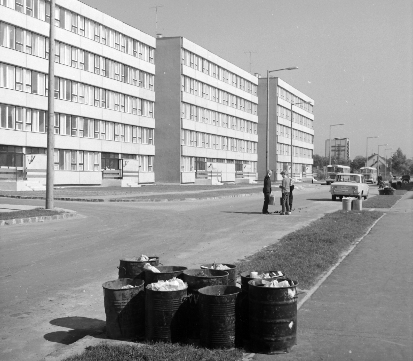 Hungary, Vác, Zöldfa utca a Kölcsey Ferenc utca felé nézve., 1972, Építésügyi Dokumentációs és Információs Központ, VÁTI, bus, Hungarian brand, street view, Ikarus-brand, Lada-brand, barrel, Ikarus 620, automobile, Fortepan #28910