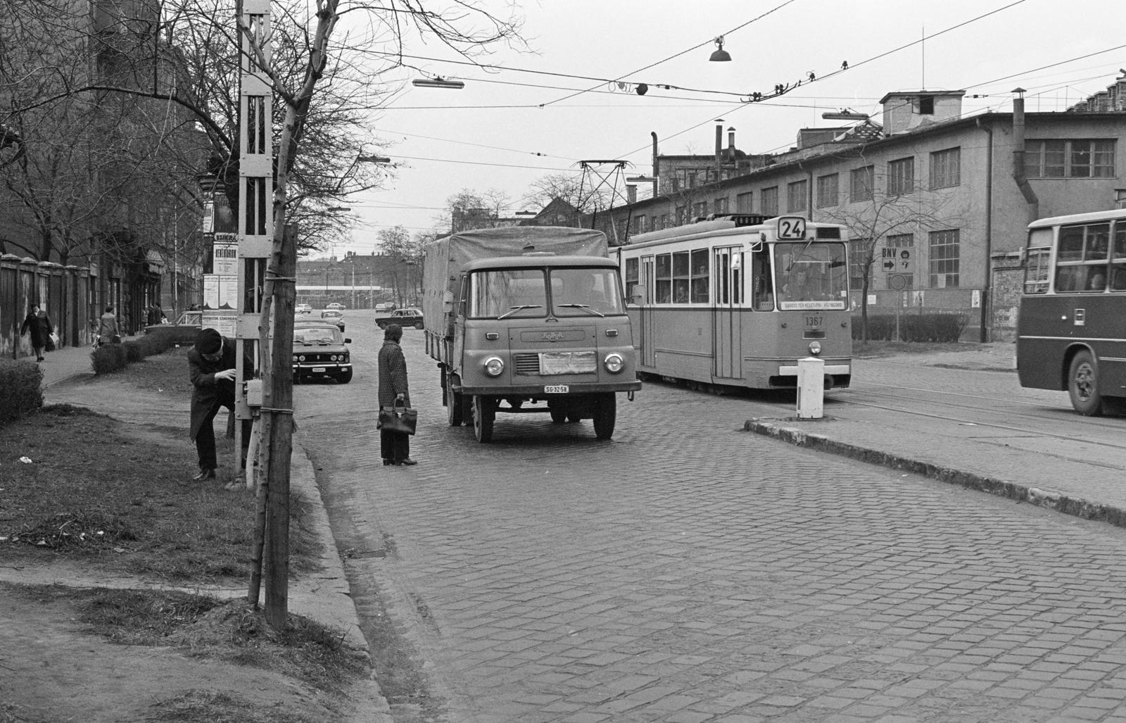 Hungary, Budapest VIII., Orczy út (Mező Imre út), a Vajda Péter utca - Orczy tér közötti szakaszon, háttérben a Ganz-MÁVAG csarnokai., 1980, Prohászka Imre, number plate, tram, Robur-brand, commercial vehicle, rails, Budapest, Fortepan #289100