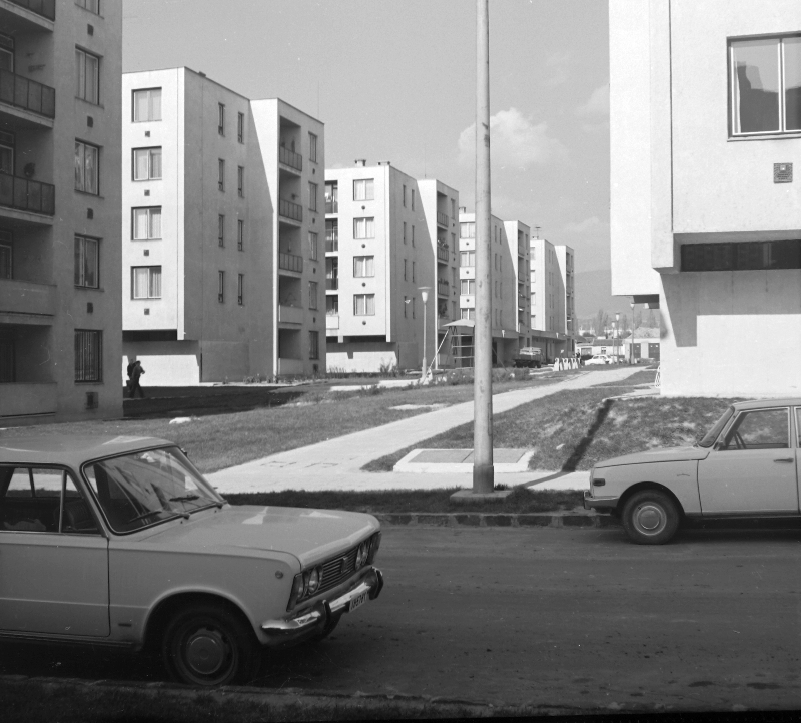 Hungary, Vác, Földváry Károly tér házai a Zöldfa utcáról nézve., 1972, Építésügyi Dokumentációs és Információs Központ, VÁTI, blocks, Polski Fiat-brand, Wartburg-brand, automobile, Fortepan #28911