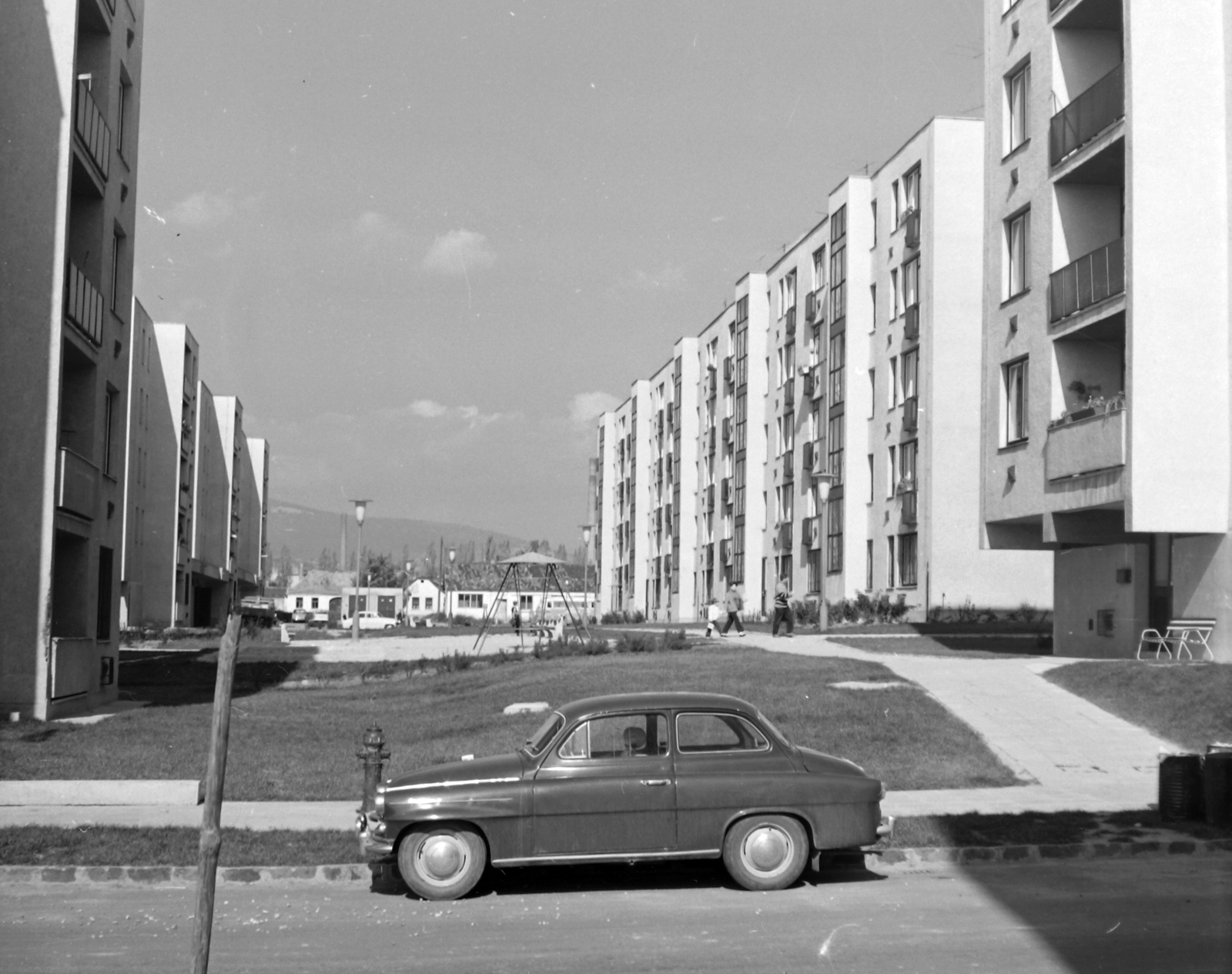 Hungary, Vác, Földváry Károly tér és az Istenmalmi utca házai a Zöldfa utcáról nézve., 1972, Építésügyi Dokumentációs és Információs Központ, VÁTI, Czechoslovak brand, blocks, Skoda-brand, automobile, Fortepan #28912
