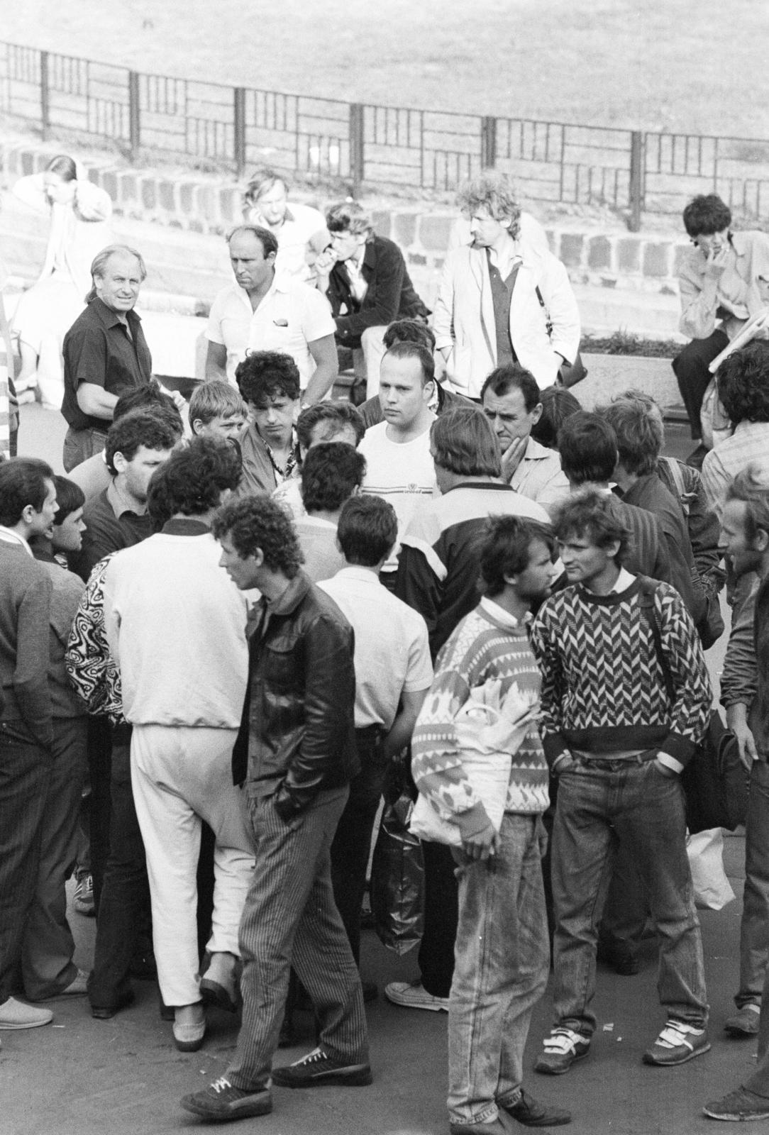 Hungary, Budapest II., Széll Kálmán (Moszkva) tér. Alkalmi / fekete munkára várakozók., 1988, Prohászka Imre, Budapest, Fortepan #289149