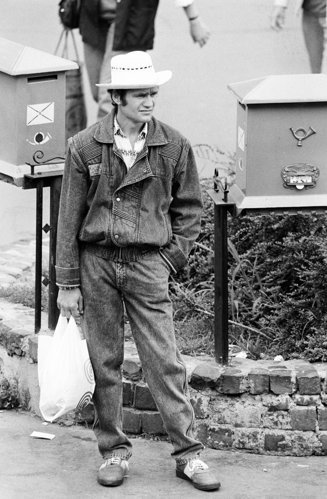 Hungary, Budapest II., Széll Kálmán (Moszkva) tér. Alkalmi / fekete munkára várakozó., 1988, Prohászka Imre, Budapest, hands in pockets, plastic bag, straw hat, man, Fortepan #289150