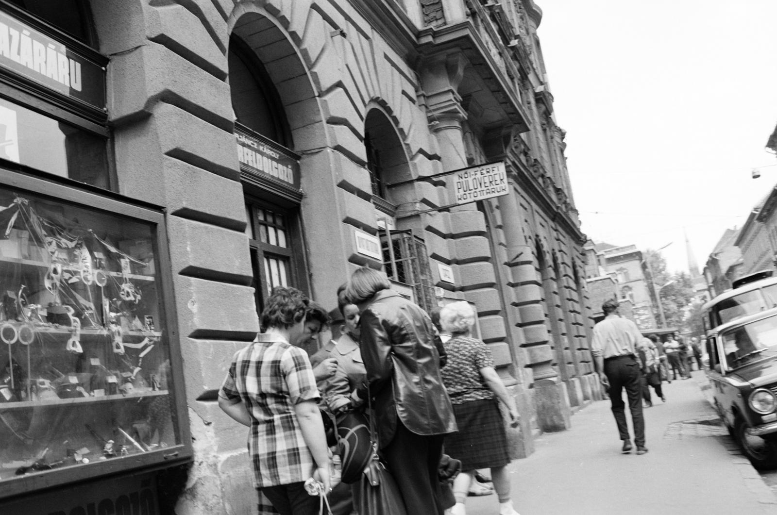 Hungary, Budapest VII., Garay utca 50., a felvétel Ferjáncz Károly papírfeldolgozó, papír-játékkészítő műhelyének kirakata előtt készült., 1980, Prohászka Imre, Budapest, Fortepan #289177