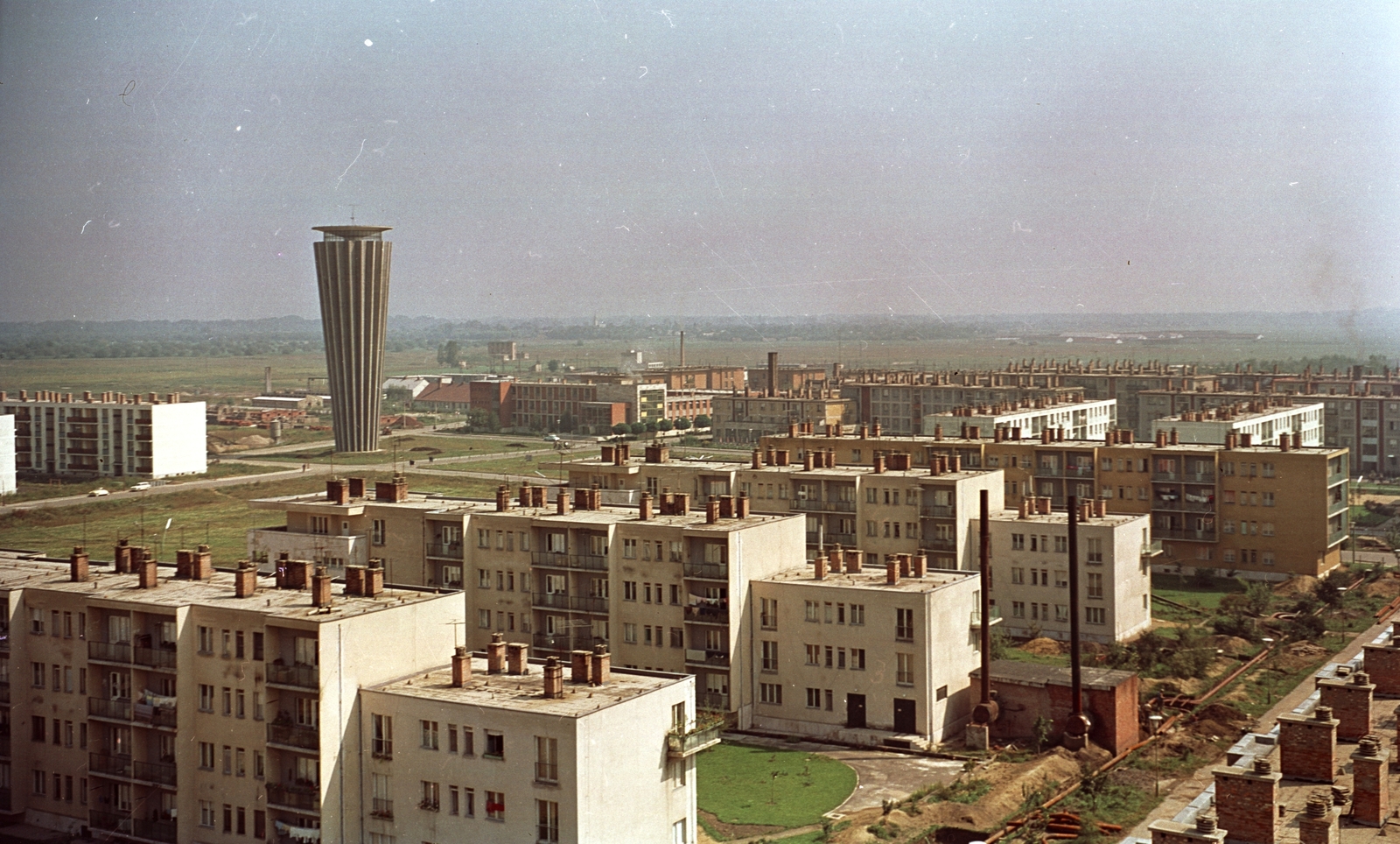 Hungary, Tiszaújváros, (Tiszaszederkény) látkép a Bartók Béla út - Kazinczy út találkozásától a víztoronnyal., 1966, Építésügyi Dokumentációs és Információs Központ, VÁTI, colorful, blocks, water tower, Fortepan #28918