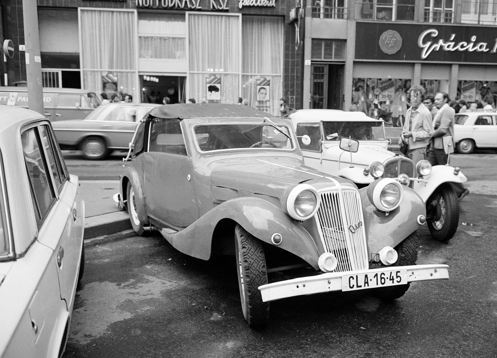 Hungary, Budapest V., Szervita (Martinelli) tér, veterán autók a Mária oszlop közelében, háttérben a 2. és a 3. számú épület., 1984, Prohászka Imre, number plate, Budapest, Fortepan #289185