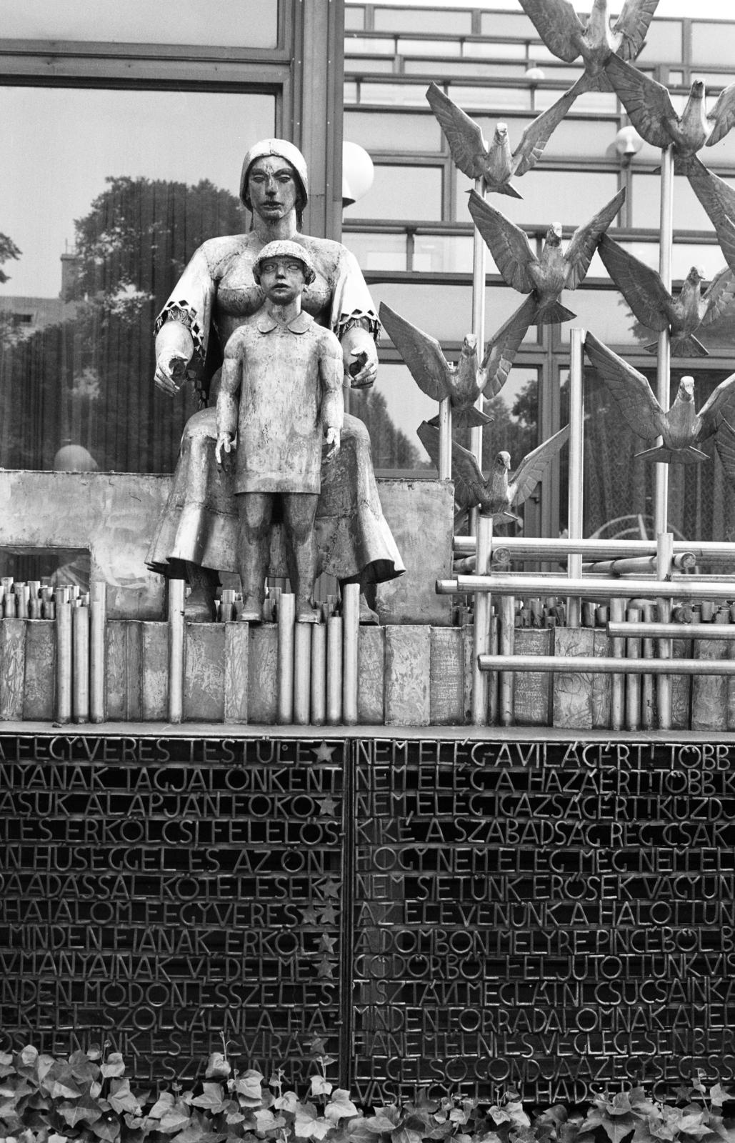 Hungary, Budapest XIV., Stefánia (Népstadion) út 32-40., a Magyar Néphadsereg Művelődési Háza (később Honvéd Kulturális Központ) bejáratánál A béke védelmében című 12 alakos krómacél kompozíció (Kiss István, 1979.)., 1982, Prohászka Imre, Budapest, Fortepan #289193