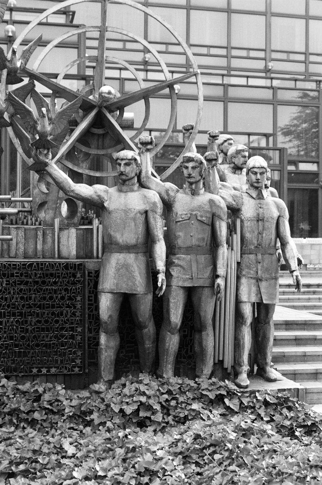 Hungary, Budapest XIV., Stefánia (Népstadion) út 32-40., a Magyar Néphadsereg Művelődési Háza (később Honvéd Kulturális Központ) bejáratánál A béke védelmében című 12 alakos krómacél kompozíció (Kiss István, 1979.)., 1982, Prohászka Imre, Budapest, Fortepan #289195