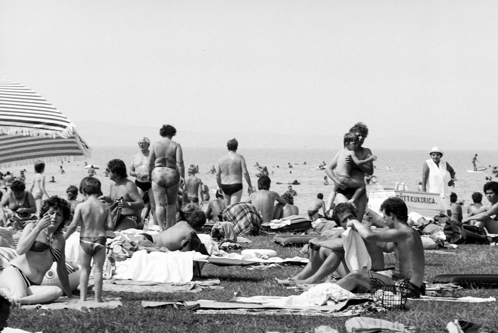 Hungary,Lake Balaton, strand., 1982, Prohászka Imre, Fortepan #289197