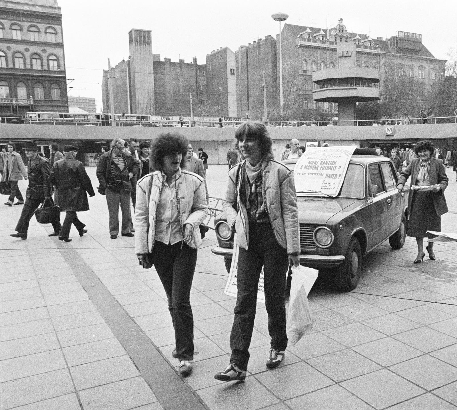 Magyarország, Budapest VIII., Baross tér, a felvétel a Keleti pályaudvar előtti aluljáróban, a Végh Antal „Miért bántják a magyar futballt, avagy te is totóztál, haver?" című porond játékának reklámja., 1983, Prohászka Imre, Budapest, Fortepan #289207