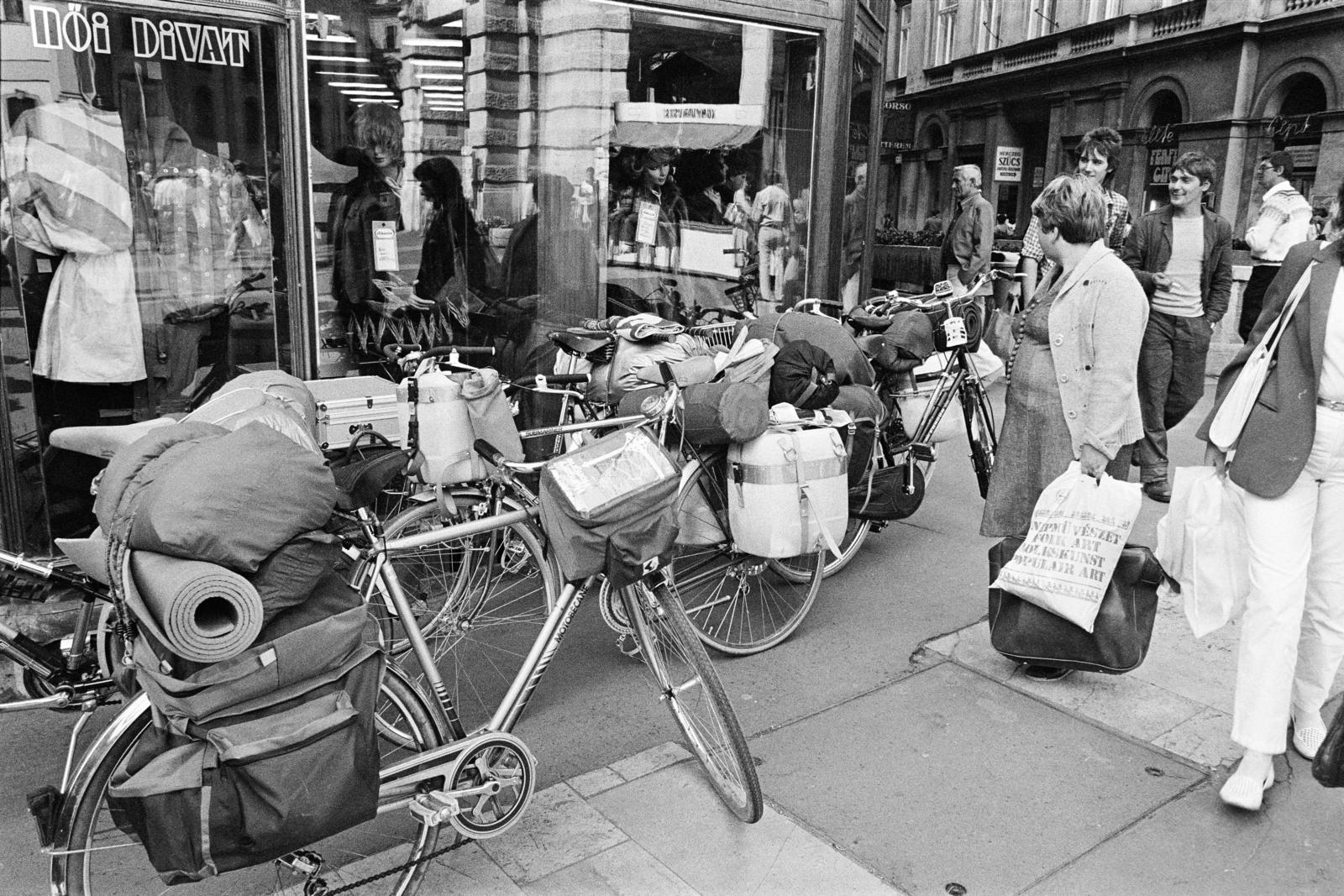 Hungary, Budapest V., Ferenciek tere (Felszabadulás tér) - Petőfi Sándor utca sarok., 1988, Prohászka Imre, bicycle, Budapest, Fortepan #289215