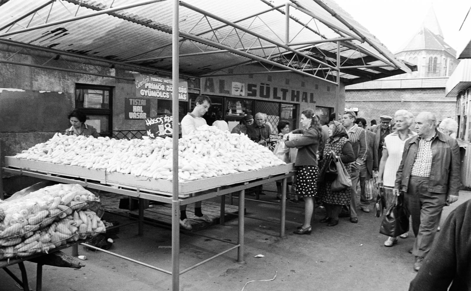 Magyarország, Budapest XIII., Lehel (Élmunkás) téri piac, háttérben az Árpád-házi Szent Margit-templom., 1983, Prohászka Imre, piac, Budapest, Fortepan #289218