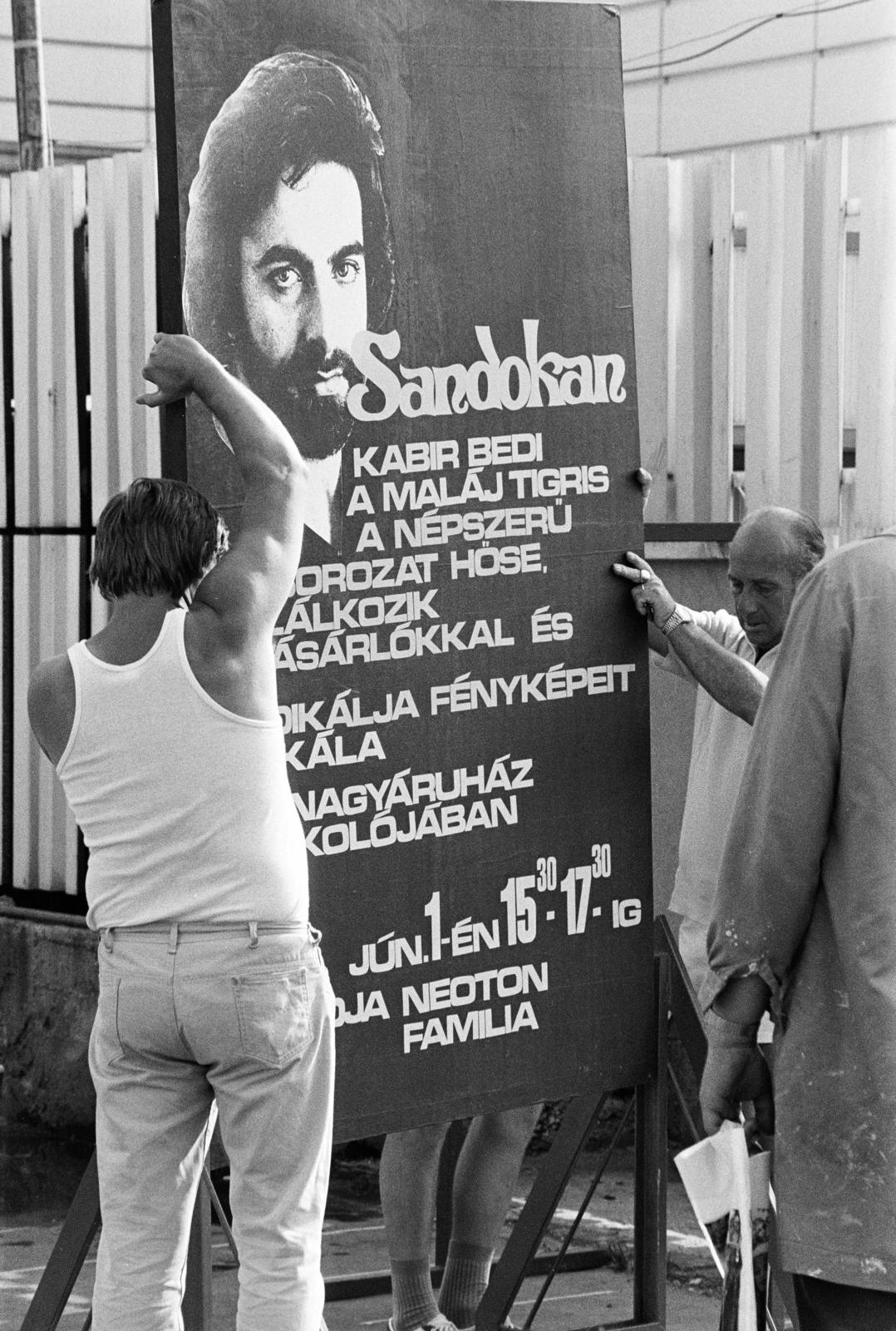 Magyarország, Budapest XI., a Skála Budapest Szövetkezeti Nagyáruház parkolója, a felvétel Kabir Bedi a Sandokan sorozat főszereplőjének autogramosztásakor készült., 1984, Prohászka Imre, Budapest, Fortepan #289222