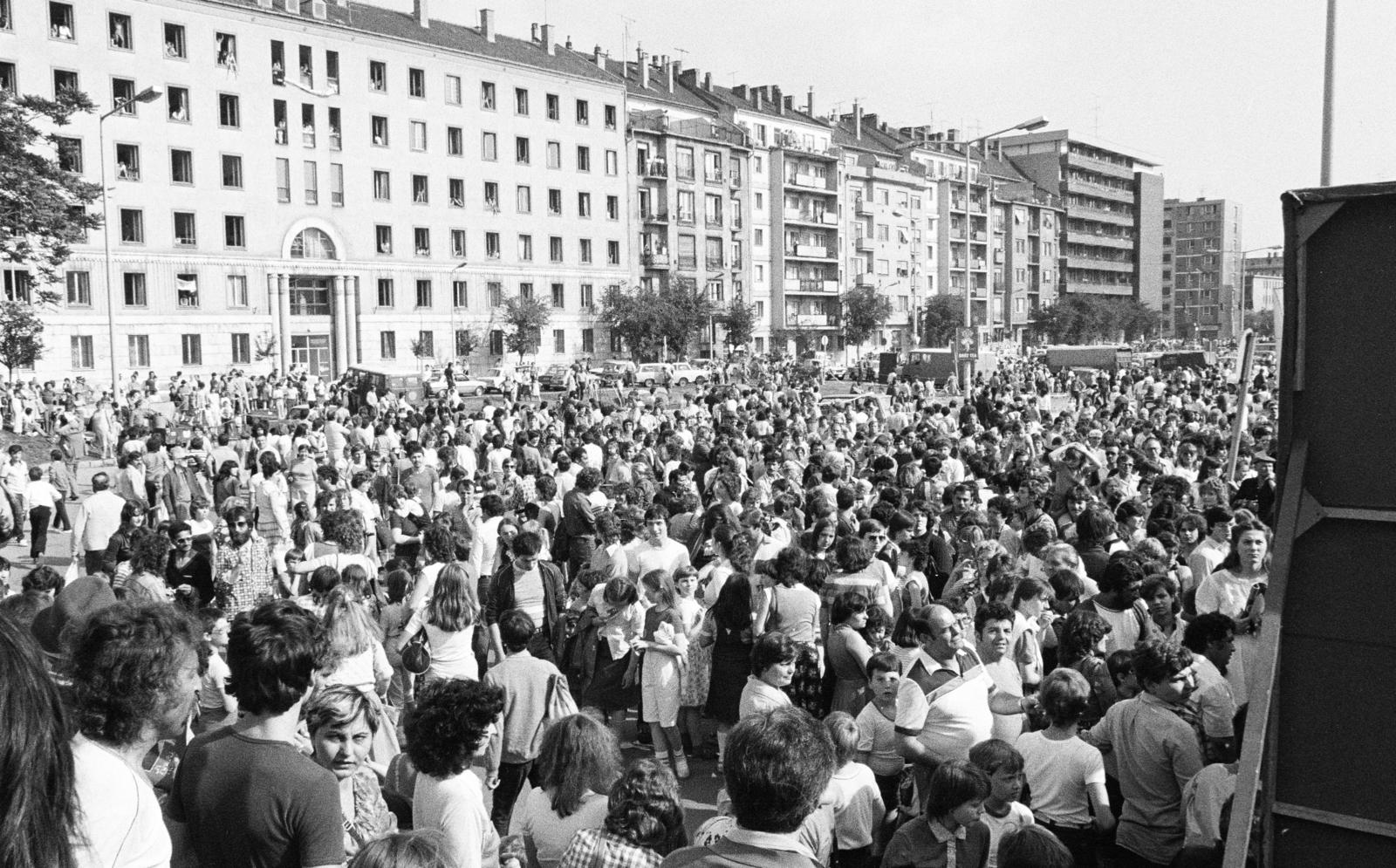 Magyarország, Budapest XI., a Skála Budapest Szövetkezeti Nagyáruház parkolója, szemben a Bercsényi utca házsora. A felvétel Kabir Bedi a Sandokan sorozat főszereplőjének autogramosztásakor készült., 1984, Prohászka Imre, Budapest, Fortepan #289223