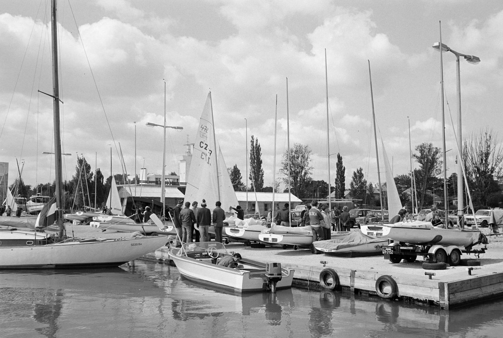 Magyarország, Balatonfüred, Magyar Vitorlás Szövetség Balatonfüredi vízitelep, balra az Országos Műszaki Fejlesztési Bizottság / OMFB üdülője., 1986, Prohászka Imre, Fortepan #289229