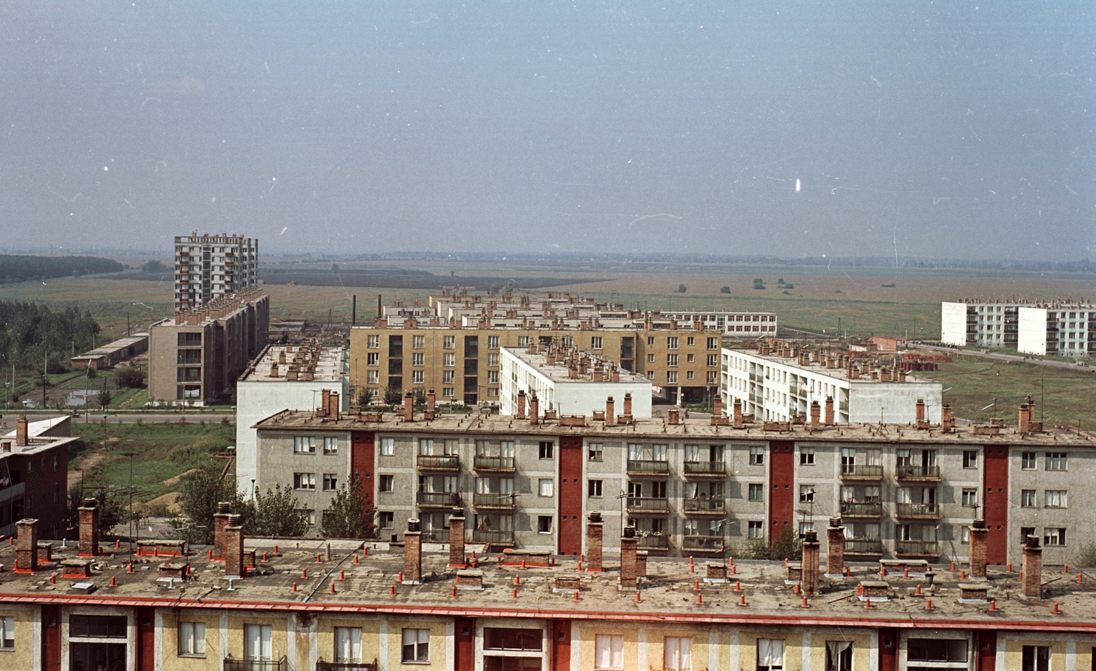 Magyarország, Tiszaújváros, (Tiszaszederkény) kilátás a Lorántffy Zsuzsanna utcától a Kazinczy út felé., 1966, Építésügyi Dokumentációs és Információs Központ, VÁTI, színes, lakótelep, látkép, madártávlat, Fortepan #28923