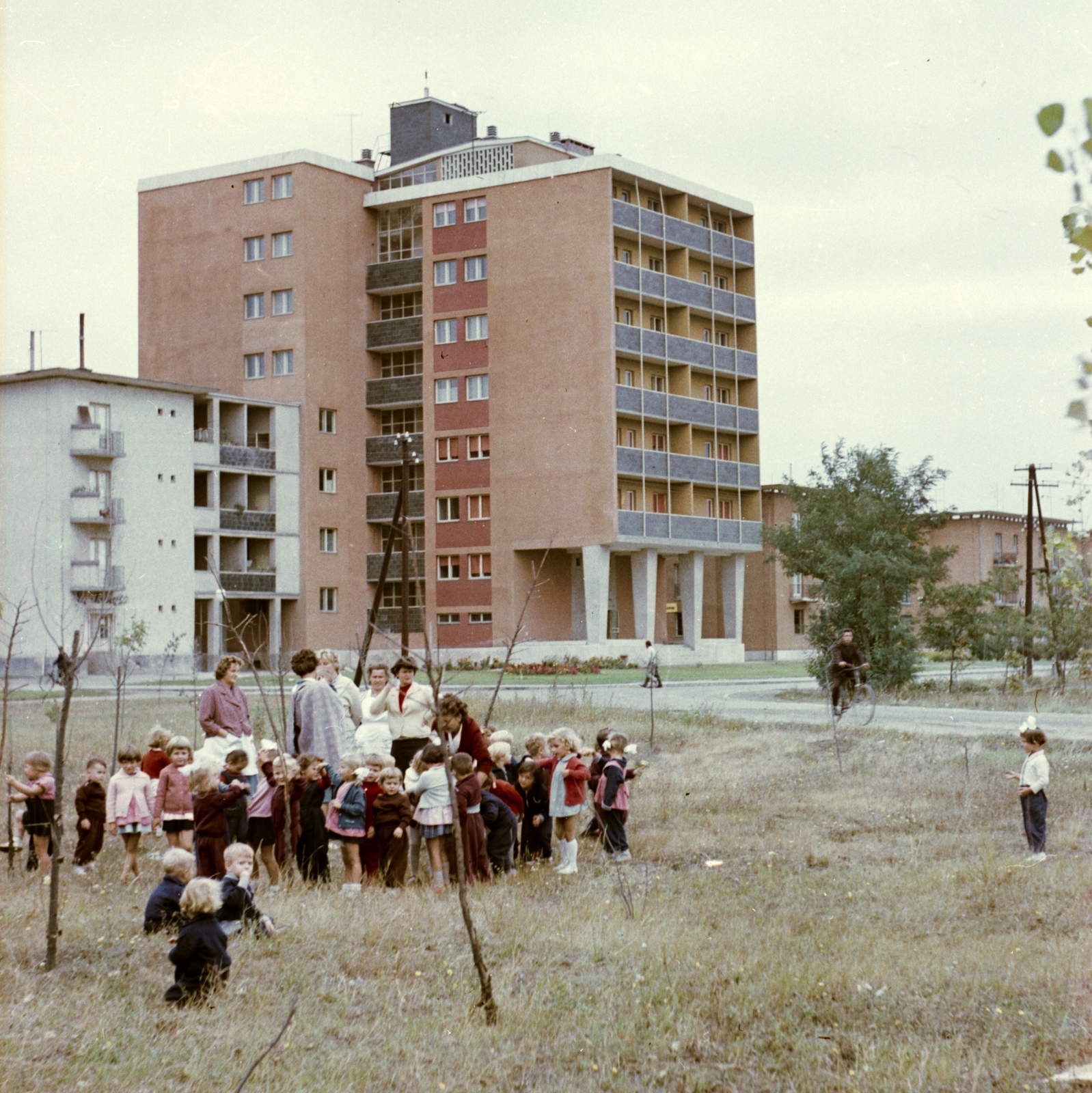 Hungary, Tiszaújváros, (Tiszaszederkény) Liszt Ferenc utca - Szederkényi út sarkán álló magasház., 1963, Építésügyi Dokumentációs és Információs Központ, VÁTI, colorful, Fortepan #28925