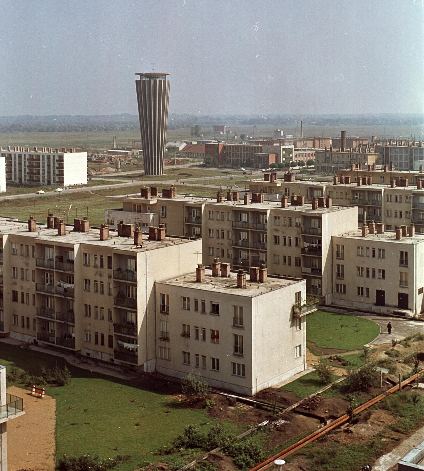 Hungary, Tiszaújváros, (Tiszaszederkény) látkép a Bartók Béla út - Kazinczy út találkozásától a víztoronnyal., 1966, Építésügyi Dokumentációs és Információs Központ, VÁTI, colorful, picture, water tower, bird's eye view, Fortepan #28927