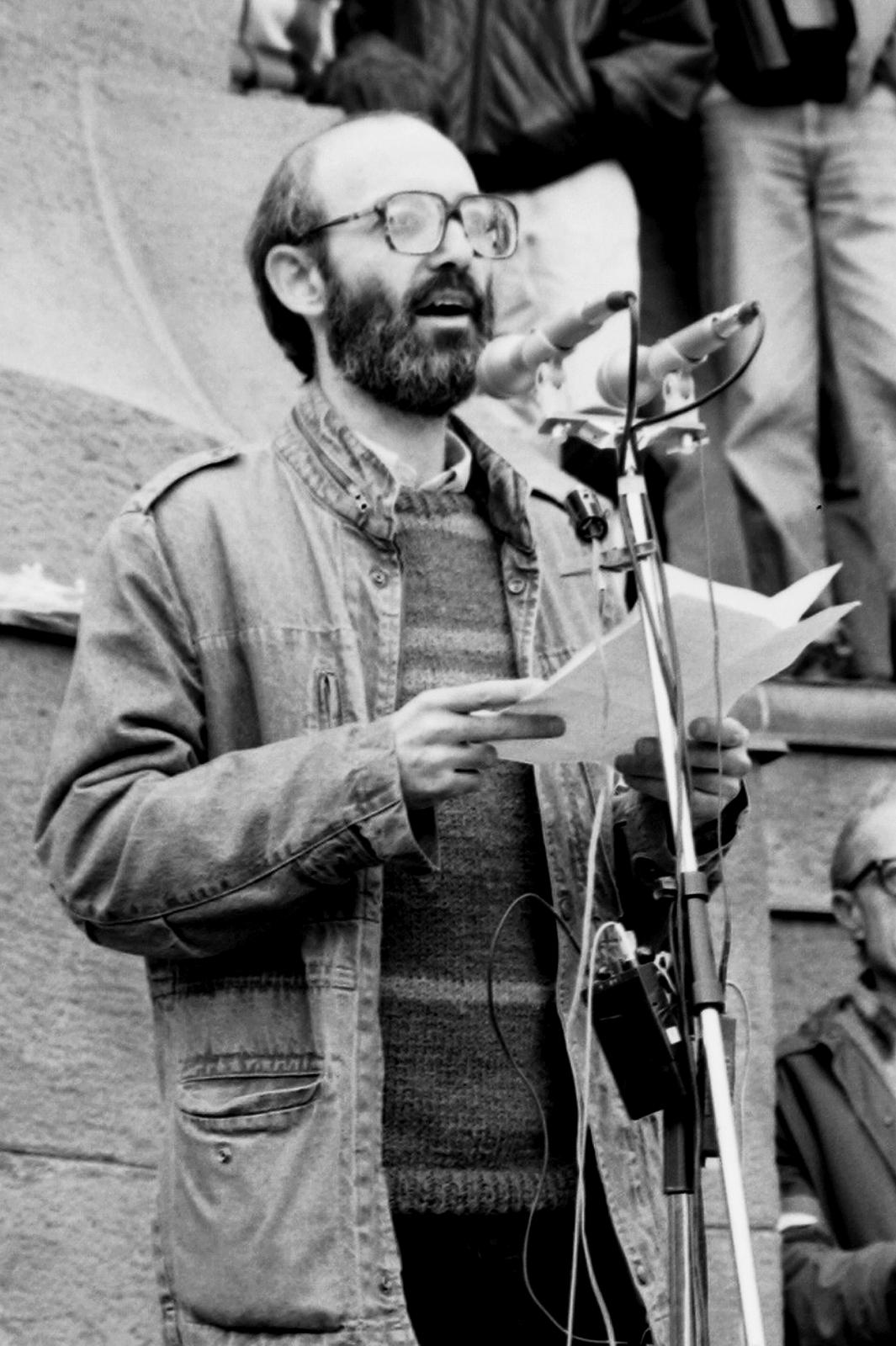 Hungary, Budapest V., Kossuth Lajos tér, Kossuth Lajos szobra előtt Kis János filozófus, a demokratikus ellenzék tagja. A felvétel 1989. március 15-én készült., 1989, Prohászka Imre, Budapest, Fortepan #289284