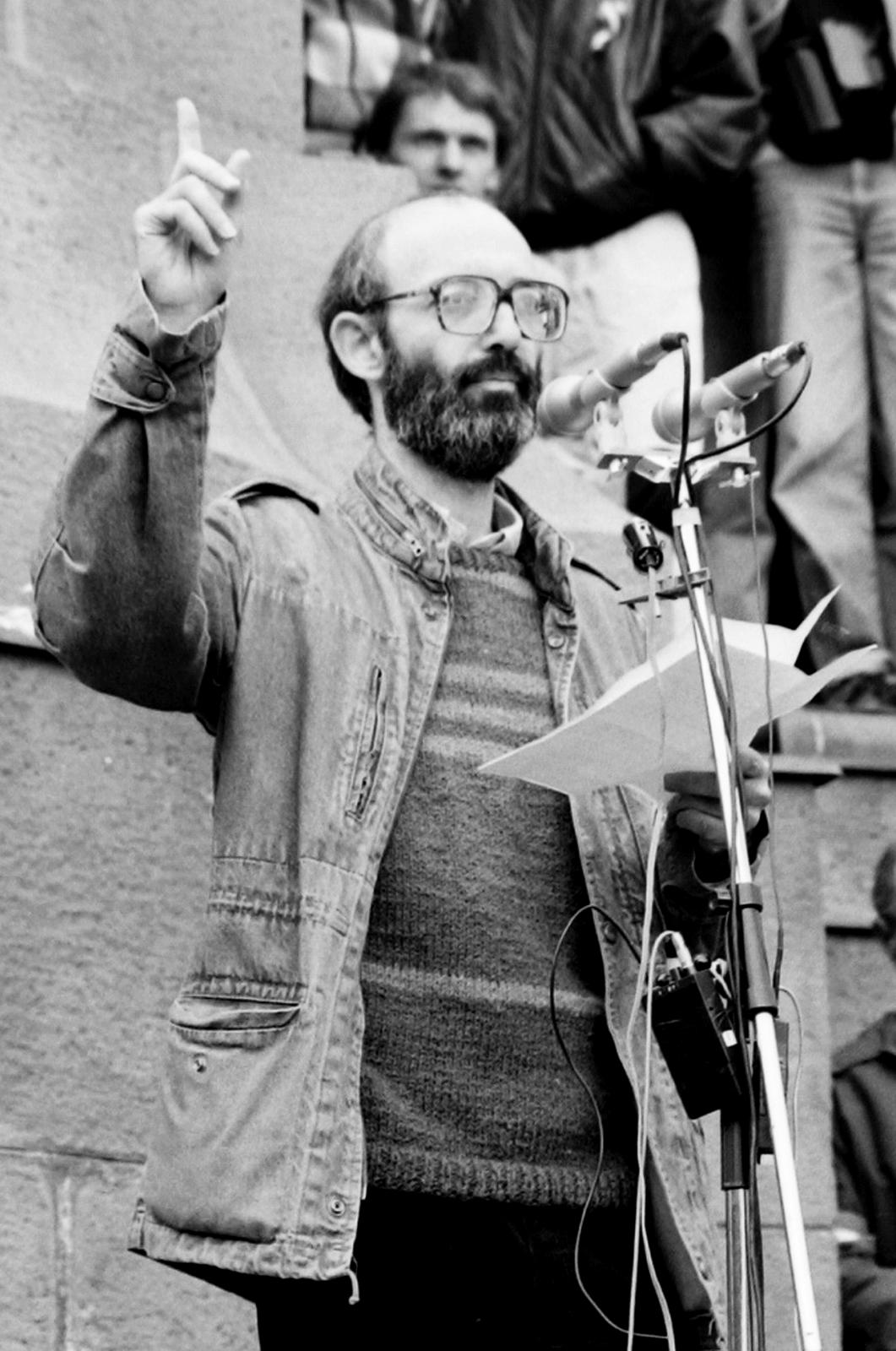 Hungary, Budapest V., Kossuth Lajos tér, Kossuth Lajos szobra előtt Kis János filozófus, a demokratikus ellenzék tagja. A felvétel 1989. március 15-én készült., 1989, Prohászka Imre, Budapest, Fortepan #289285