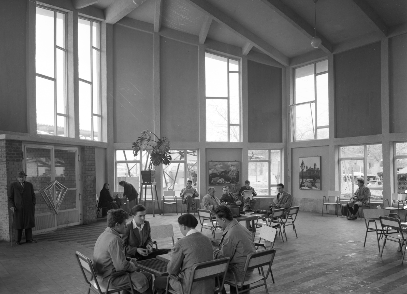 Hungary, Vác, MÁVAUT autóbusz-pályaudvar, utasváró., 1961, UVATERV, reading, genre painting, furniture, newspaper, window, interior, waiting room, bus terminal, bus stop, Fortepan #2893