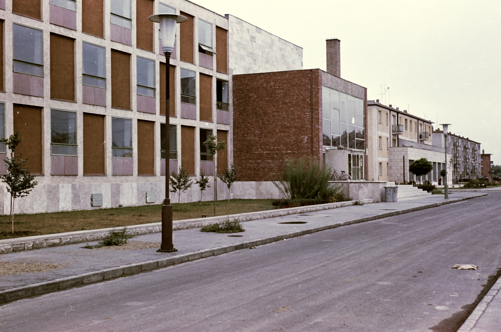 Hungary, Tiszaújváros, (Tiszaszederkény) Munkácsy Mihály utca 18., Lorántffy Zsuzsanna (később Kazinczy Ferenc) Általános Iskola., 1963, Építésügyi Dokumentációs és Információs Központ, VÁTI, school, colorful, Fortepan #28930