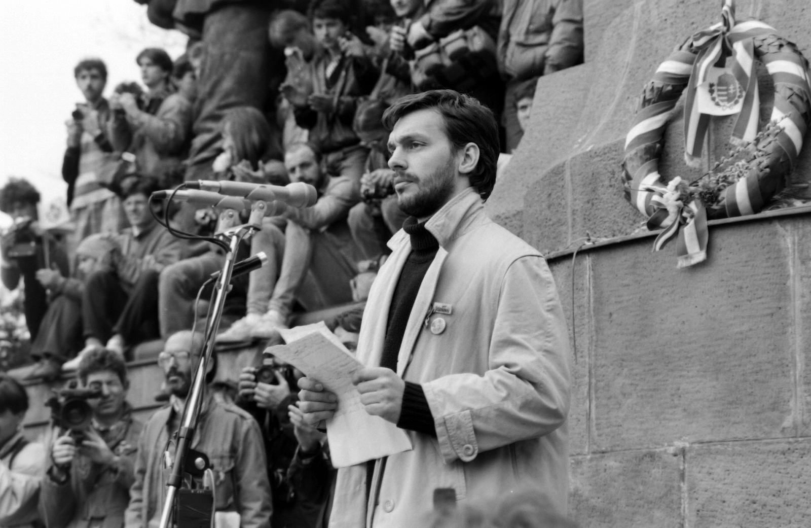 Hungary, Budapest V., Kossuth Lajos tér, Kossuth Lajos szobra előtt Orbán Viktor a demokratikus ellenzék tagja, későbbi miniszterelnök. A felvétel 1989. március 15-én készült., 1989, Prohászka Imre, Best of, politician, Budapest, Fortepan #289315