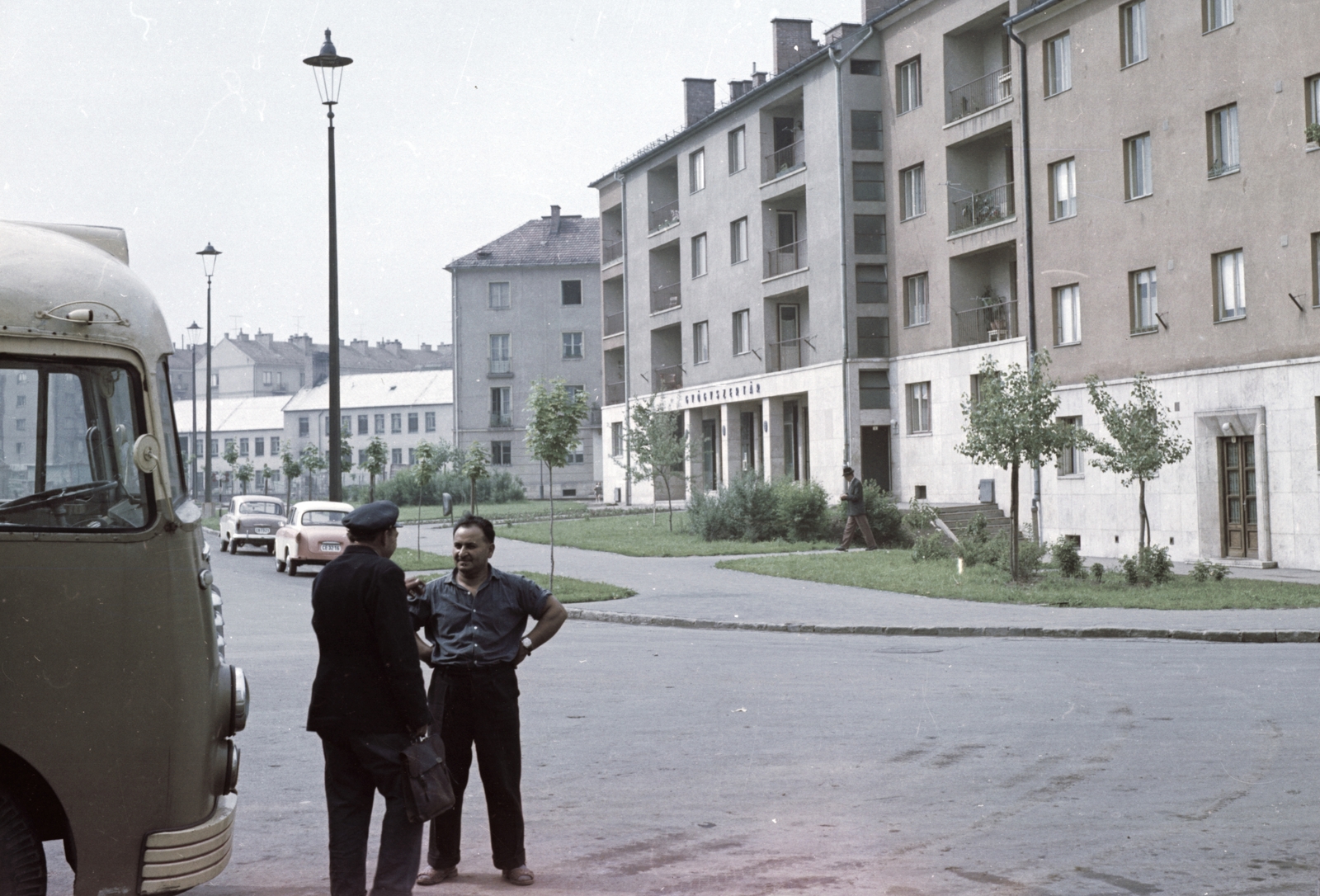 Hungary, Kazincbarcika, Egressy Béni (Lenin) út 5., 1967, Építésügyi Dokumentációs és Információs Központ, VÁTI, colorful, bus, Hungarian brand, Ikarus-brand, pharmacy, Fortepan #28934