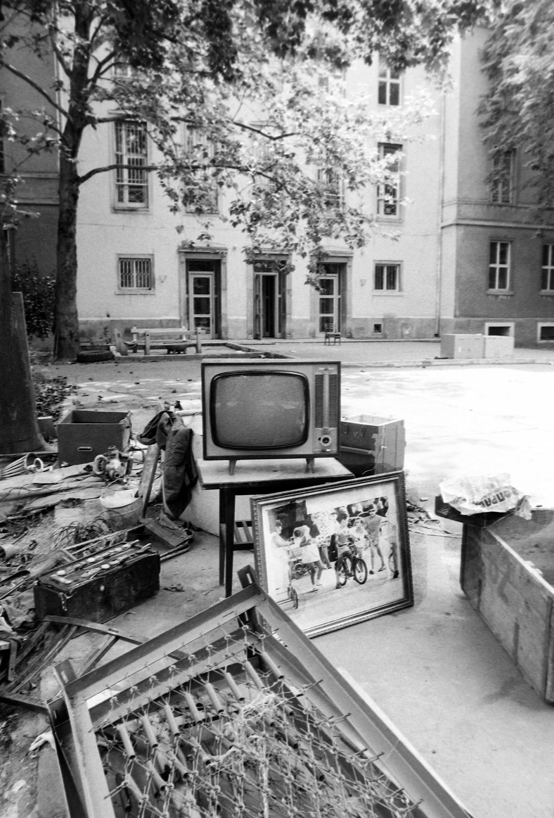 Hungary, Budapest XVI., a Hunyadvár utca – Bökényföldi út – Újszász utca – Diósy Lajos utca által határolt terület. A felvétel 1991-ben az egykori mátyásföldi szovjet laktanyában készült., 1990, Prohászka Imre, Budapest, barrack, TV, Fortepan #289340
